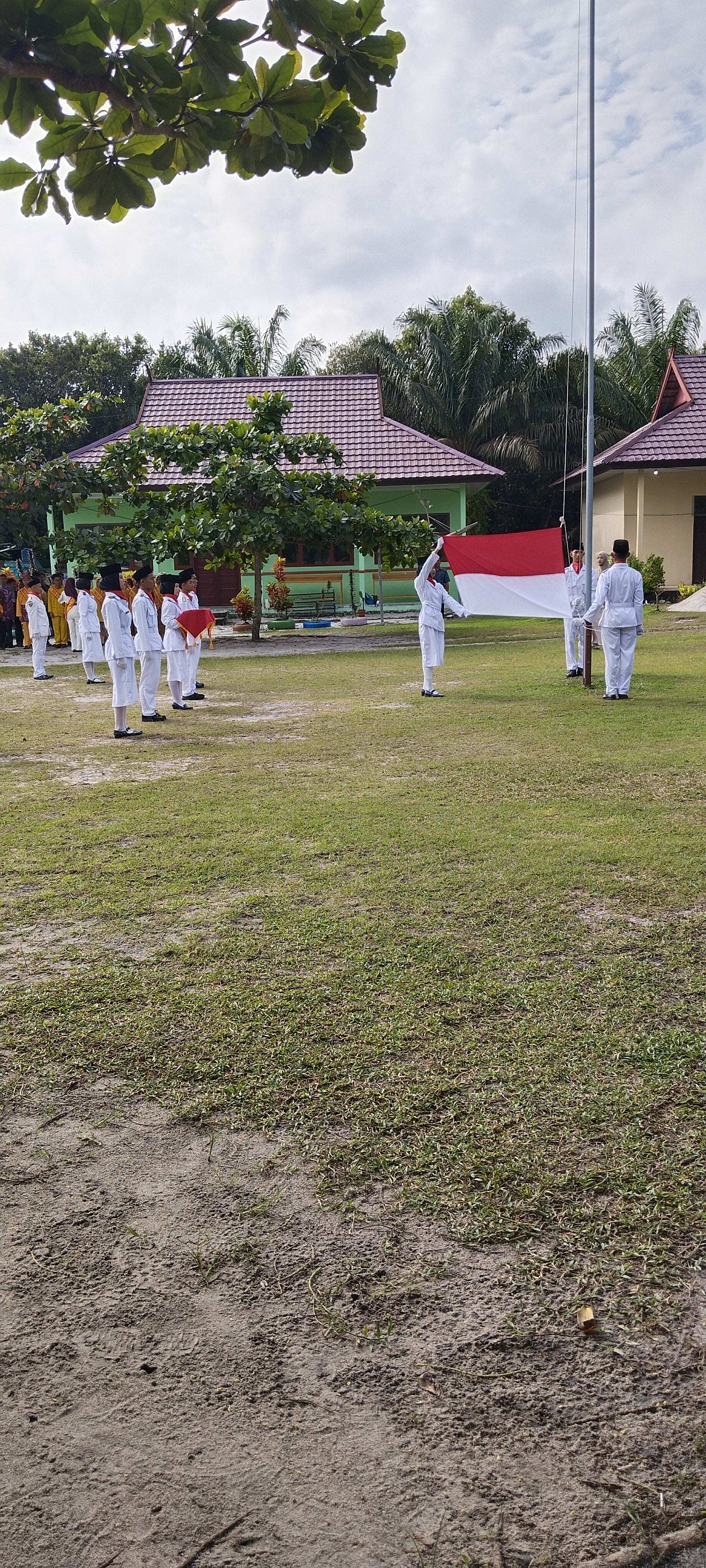 Upacara HUT RI ke 80 SMAN 1 Kotawaringin Lama 