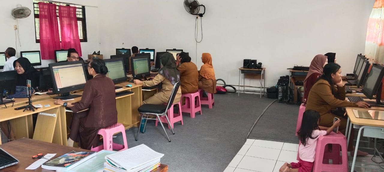 Kegiatan SULINGJAR (Survei lingkungan belajar) oleh guru di SMAN 1 Kotawaringin Lama