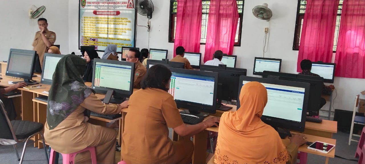 Kegiatan SULINGJAR (Survei lingkungan belajar) oleh guru di SMAN 1 Kotawaringin Lama